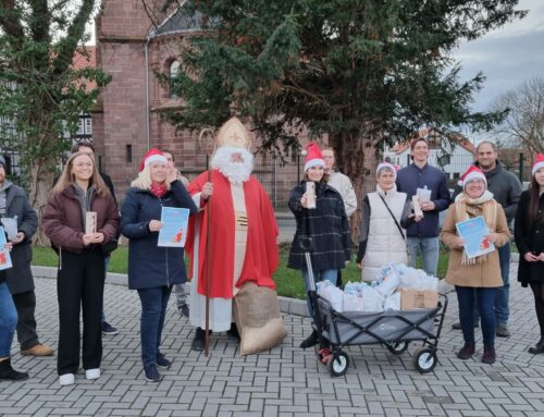 Nikolaus verteilt Geschenke in Duderstadt